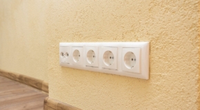 pistikupesad-struktuurkrohviga-seinal