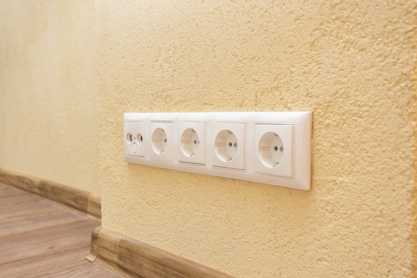 pistikupesad-struktuurkrohviga-seinal