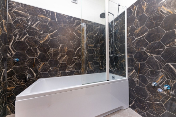 Koidu tn kivimaja korteri kaasajastamine 8 renoveeritud-vannituba-kivimaja-korteris