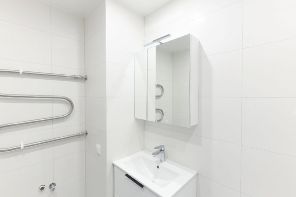 Valge vannituba – Õismäe paneelmaja korteri vannitoa ümbersünd 2 valges-vannitoas-katerati-kuivati