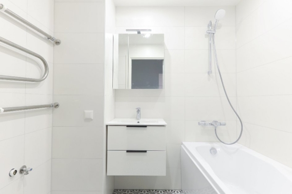 Valge vannituba – Õismäe paneelmaja korteri vannitoa ümbersünd 3 paneelmaja-remonditud-vannitoa-otsevaade