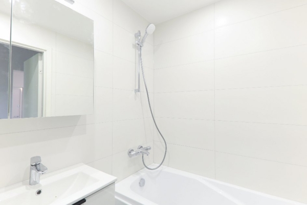 Valge vannituba – Õismäe paneelmaja korteri vannitoa ümbersünd 4 valge-vannituba-oismae-paneelmaja-korteris-1