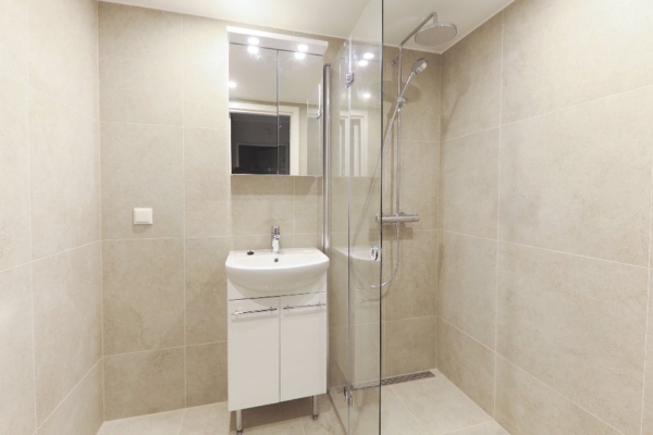 Beež vannituba Lasnamäe 2-toalises korteris 1 beez-vannituba-dushinurgaga-lasnamael-remondifirma-1