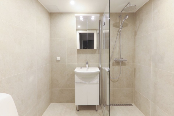 Beež vannituba Lasnamäe 2-toalises korteris 4 renoveeritud-beez-vannituba-dushinurgaga