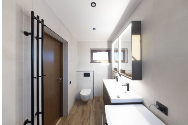 Ridaelamuboksi vannituba, mis valmis meistrite käe all 2 remonditud-vannituba-ridaelamus