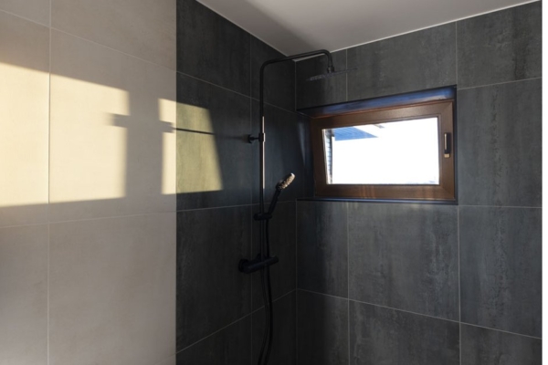 Ridaelamuboksi vannituba, mis valmis meistrite käe all 3 vannitoa-plaadid-ridaelamu-vannitoas