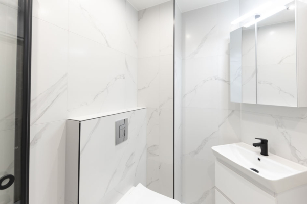 Must-valge vannituba, mille iga ruutmeeter on hoolikalt planeeritud 1 must-valge-vannitoa-plaadd