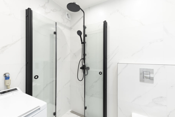 Must-valge vannituba, mille iga ruutmeeter on hoolikalt planeeritud 2 must-valge-vannituba-pohja-tallinnas