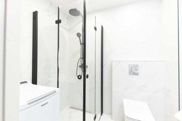 Must-valge vannituba, mille iga ruutmeeter on hoolikalt planeeritud 3 renoveeritud-valge-vannituba-pesumasinaga