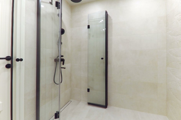 renoveeritud-vannitoa-dushinurga-volditavad-seinad