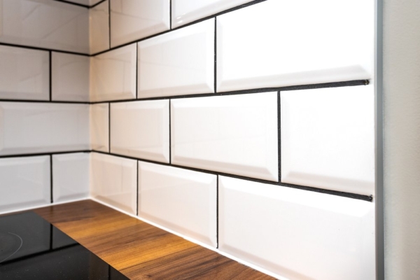 Väikese vannitoa remont – vaata ilusat tulemust! 7 koogimoobli-tagune-sein