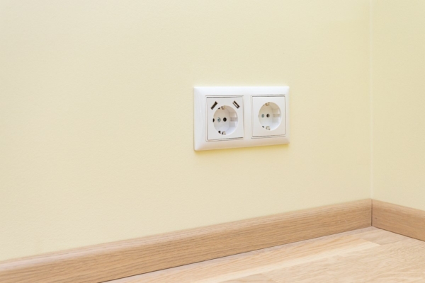 Südalinna kolmetoalise korteri remont 7 pistikupesad-seinal