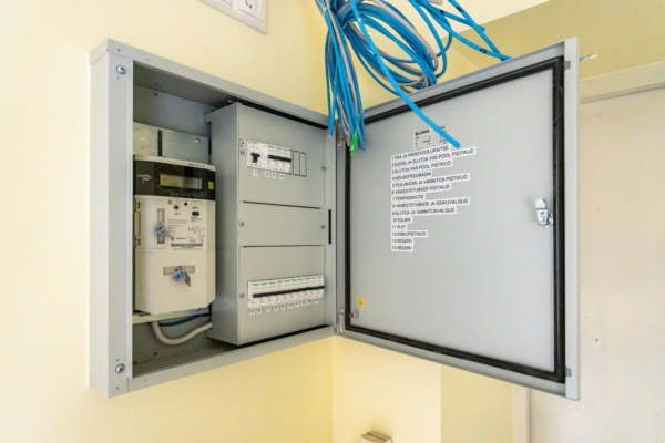 Südalinna kolmetoalise korteri remont 8 elektrikilp-korteris